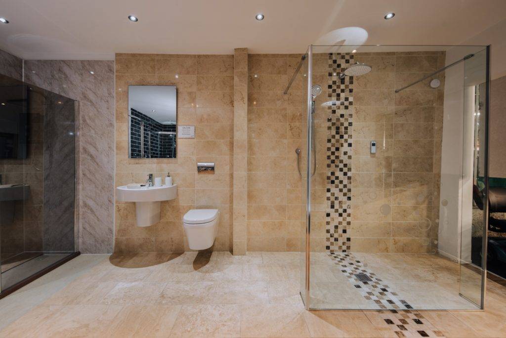 Large bathroom, Walk in shower, tiled
